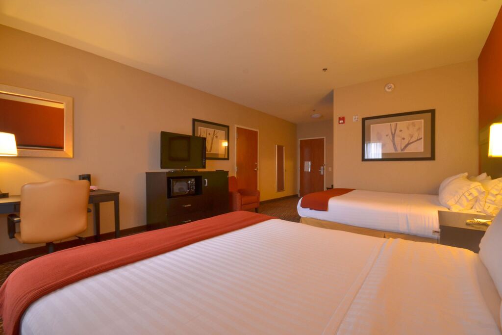 Holiday Inn Express & Suites Pine Bluff, an IHG Hotel