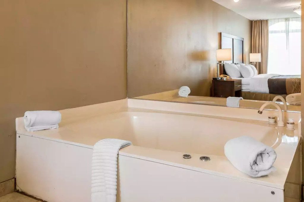 Hotels With Jacuzzi in Room Mishawaka Indiana