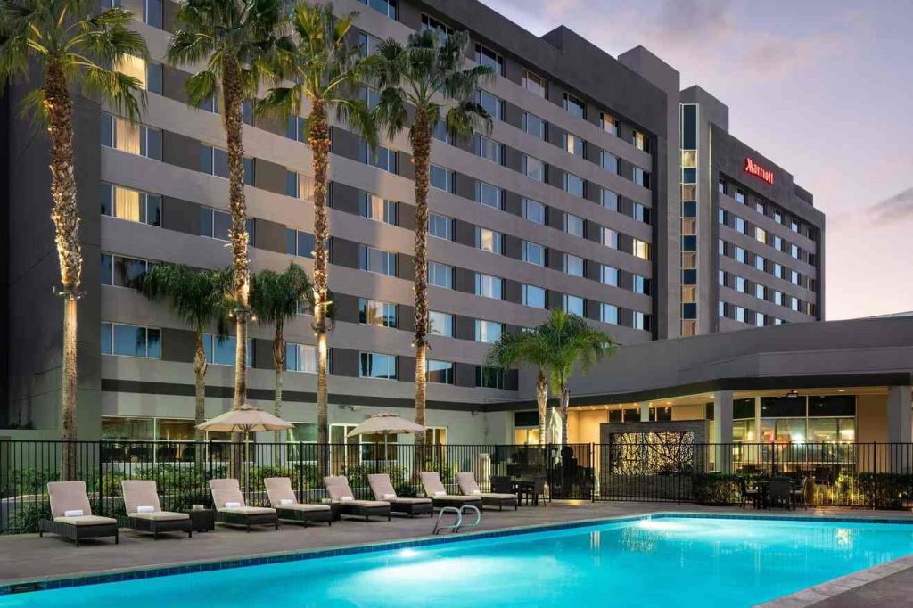 Hotels in Bakersfield with Jacuzzi Tub in Room